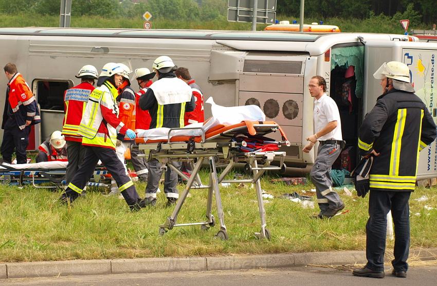 Schwerer Unfall mit Reisebus Lohmar Donrather Dreieck P064.JPG